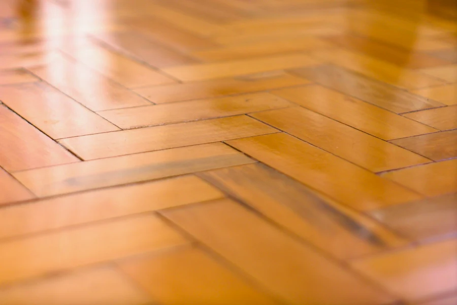 Barniz mate, satinado o brillo para el parquet: cuál elegir