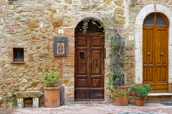 Barnizado de puertas y ventanas en Mutilva
