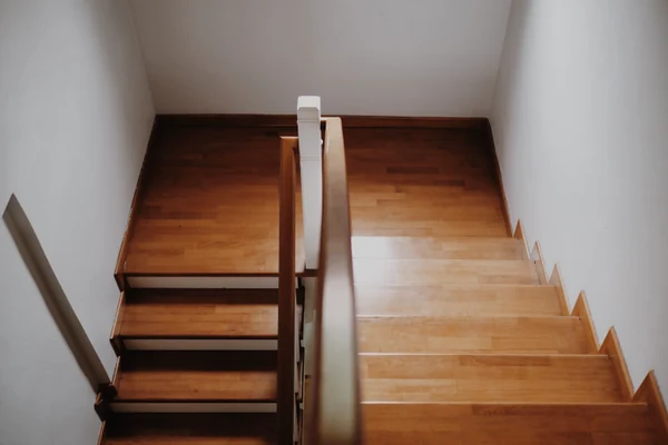 Lijado y barnizado de escaleras de madera en Mutilva